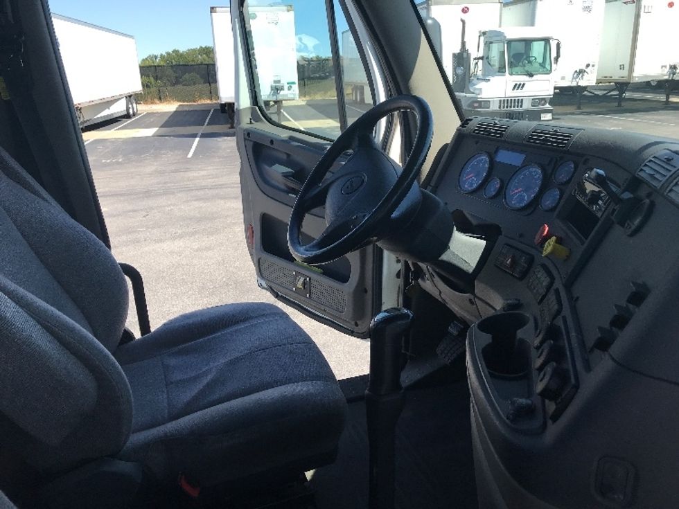 Day Cab Tractor-Heavy Duty Tractors-Freightliner-2019-Cascadia 12564ST-Evansville-IN-440,695\n\t\tmiles-$ 35,000 - Image 14