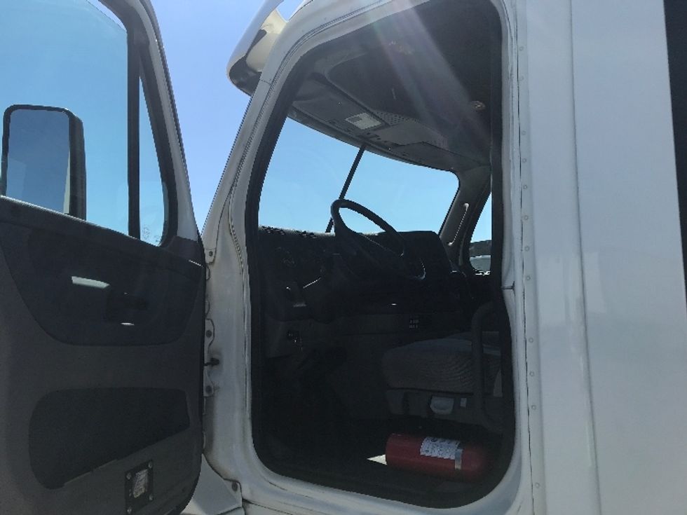 Day Cab Tractor-Heavy Duty Tractors-Freightliner-2019-Cascadia 12564ST-Evansville-IN-440,695\n\t\tmiles-$ 35,000 - Image 9