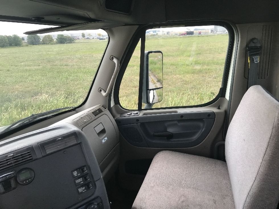 Day Cab Tractor-Heavy Duty Tractors-Freightliner-2019-Cascadia 12564ST-Evansville-IN-452,941\n\t\tmiles-$ 34,250 - Image 10