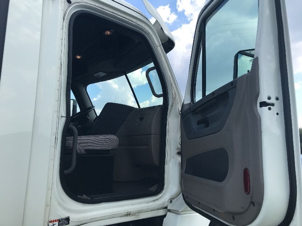 Day Cab Tractor-Heavy Duty Tractors-Freightliner-2019-Cascadia 12564ST-Evansville-IN-452,941\n\t\tmiles-$ 34,250 - Image 12