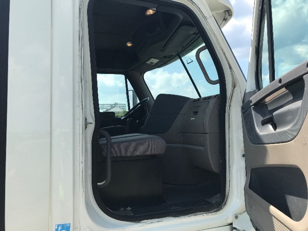 Day Cab Tractor-Heavy Duty Tractors-Freightliner-2019-Cascadia 12564ST-Evansville-IN-495,681\n\t\tmiles-$ 31,750 - Image 12