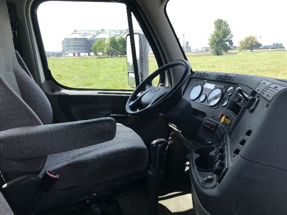 Day Cab Tractor-Heavy Duty Tractors-Freightliner-2019-Cascadia 12564ST-Evansville-IN-495,681\n\t\tmiles-$ 31,750 - Image 14