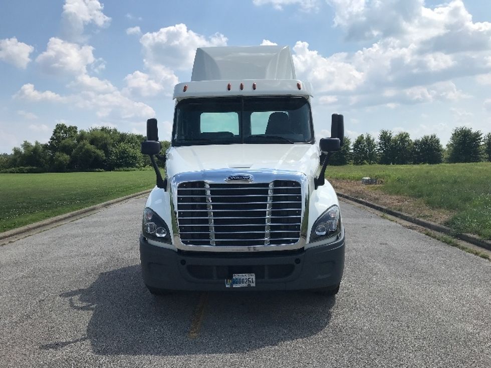 Day Cab Tractor-Heavy Duty Tractors-Freightliner-2019-Cascadia 12564ST-Evansville-IN-495,681\n\t\tmiles-$ 31,750 - Image 2