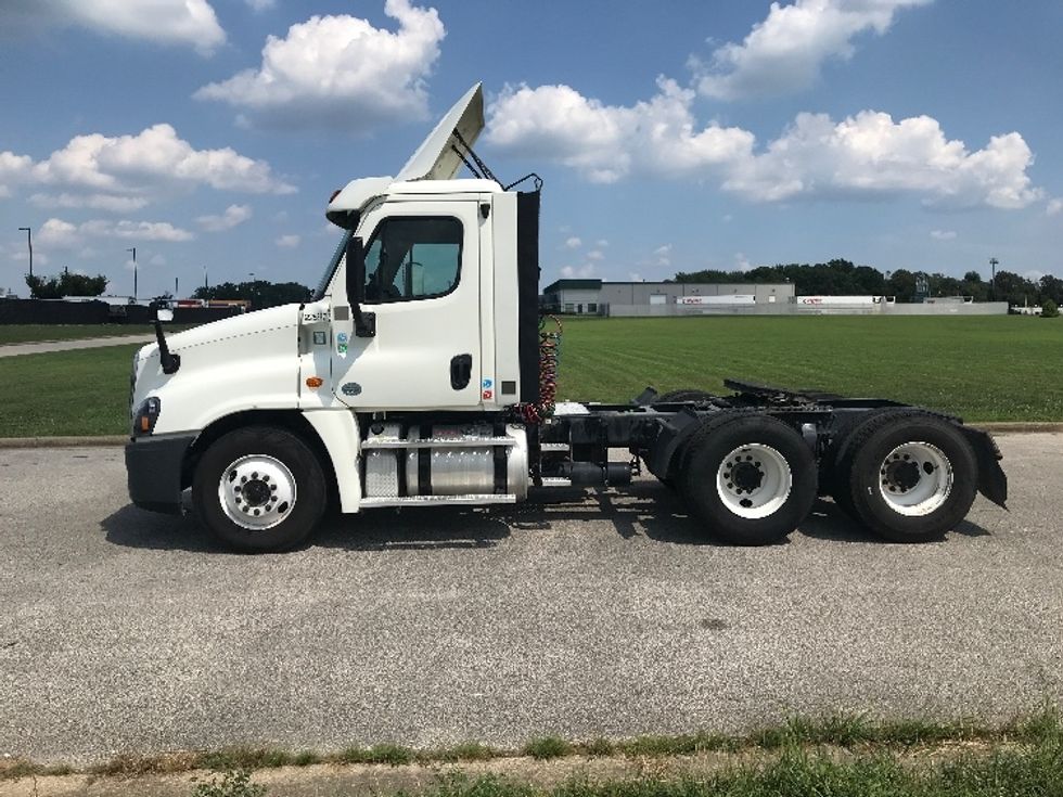 Day Cab Tractor-Heavy Duty Tractors-Freightliner-2019-Cascadia 12564ST-Evansville-IN-495,681\n\t\tmiles-$ 31,750 - Image 4