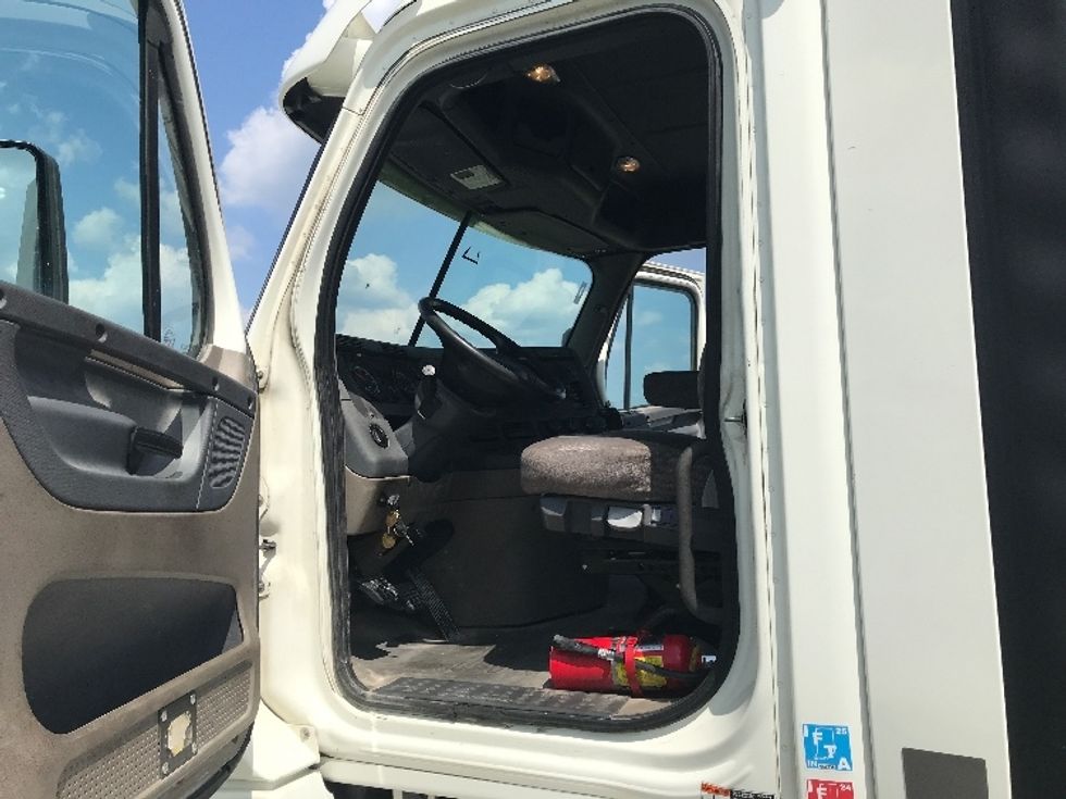 Day Cab Tractor-Heavy Duty Tractors-Freightliner-2019-Cascadia 12564ST-Evansville-IN-495,681\n\t\tmiles-$ 31,750 - Image 9