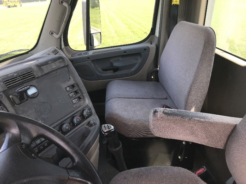 Day Cab Tractor-Heavy Duty Tractors-Freightliner-2019-Cascadia 12564ST-Evansville-IN-554,759\n\t\tmiles-$ 26,750 - Image 10