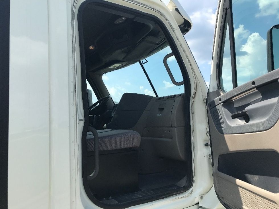 Day Cab Tractor-Heavy Duty Tractors-Freightliner-2019-Cascadia 12564ST-Evansville-IN-554,759\n\t\tmiles-$ 26,750 - Image 12