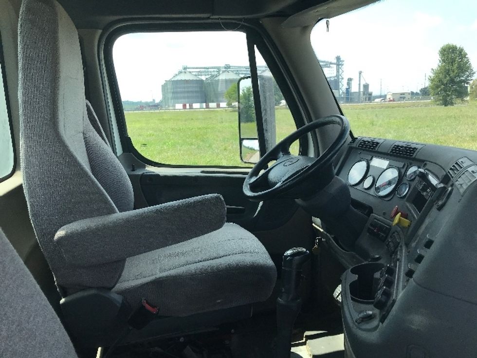 Day Cab Tractor-Heavy Duty Tractors-Freightliner-2019-Cascadia 12564ST-Evansville-IN-554,759\n\t\tmiles-$ 26,750 - Image 14