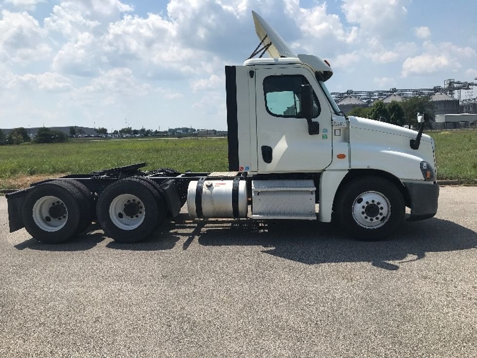 Day Cab Tractor-Heavy Duty Tractors-Freightliner-2019-Cascadia 12564ST-Evansville-IN-554,759\n\t\tmiles-$ 26,750 - Image 8