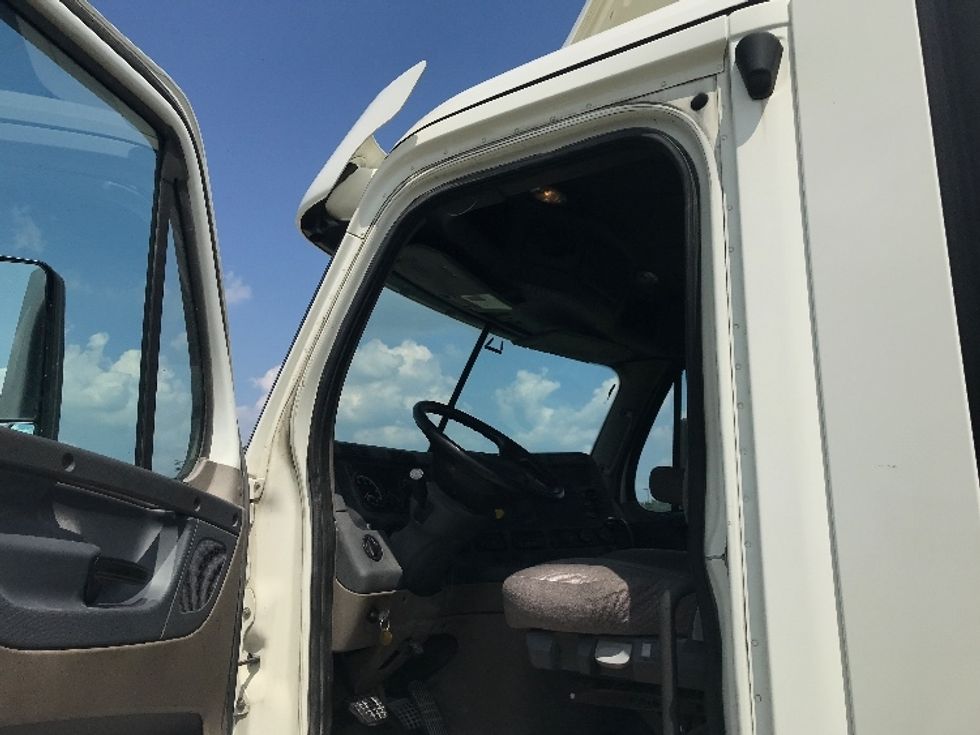 Day Cab Tractor-Heavy Duty Tractors-Freightliner-2019-Cascadia 12564ST-Evansville-IN-554,759\n\t\tmiles-$ 26,750 - Image 9