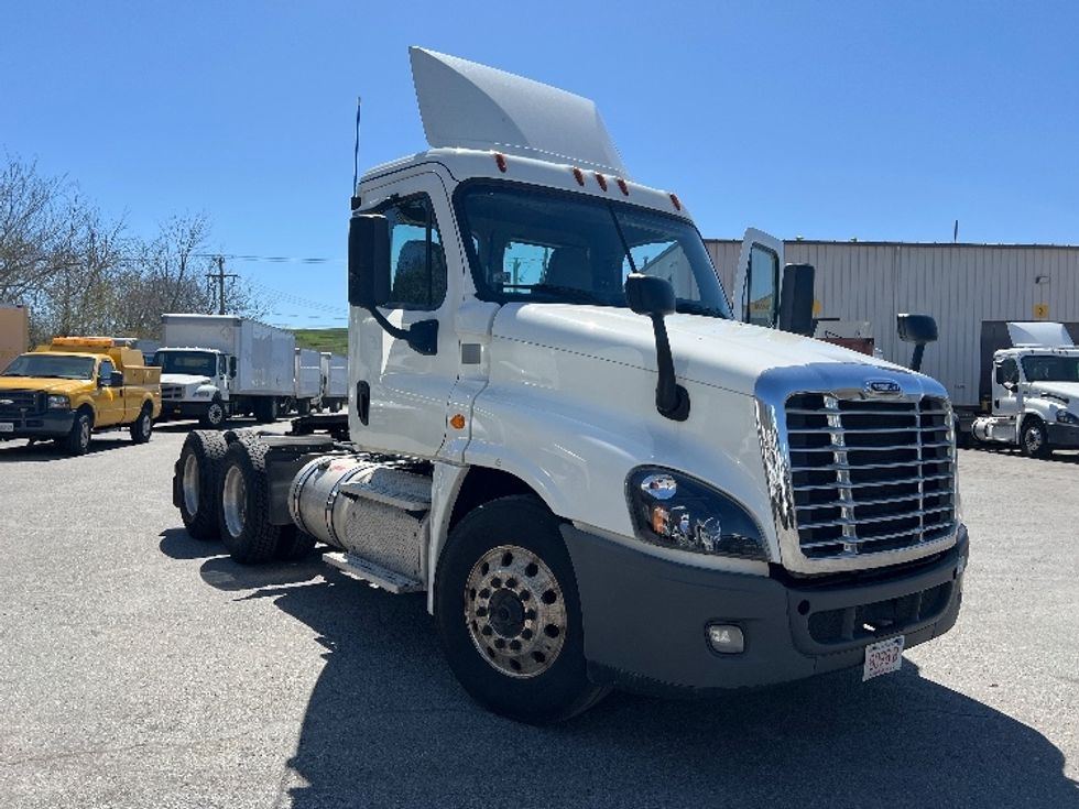 Day Cab Tractor-Heavy Duty Tractors-Freightliner-2019-Cascadia 12564ST-Fitchburg-MA-278,990\n\t\tmiles-$ 46,750 - Image 1