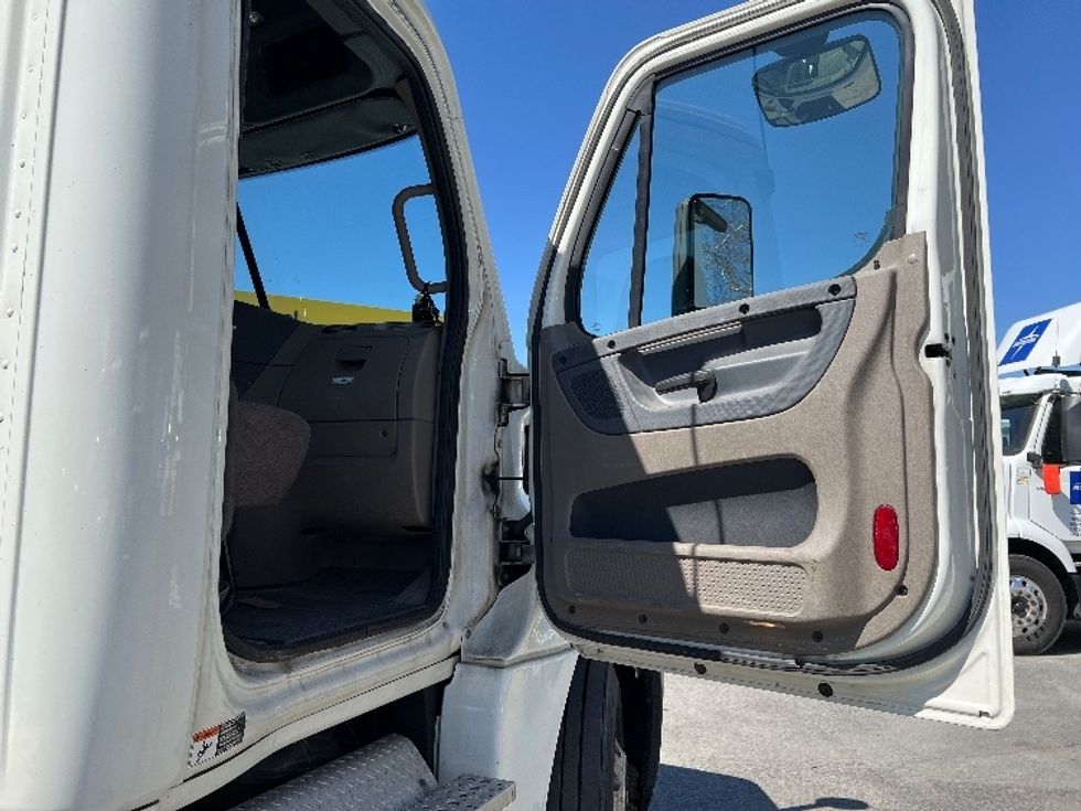 Day Cab Tractor-Heavy Duty Tractors-Freightliner-2019-Cascadia 12564ST-Fitchburg-MA-278,990\n\t\tmiles-$ 46,750 - Image 11