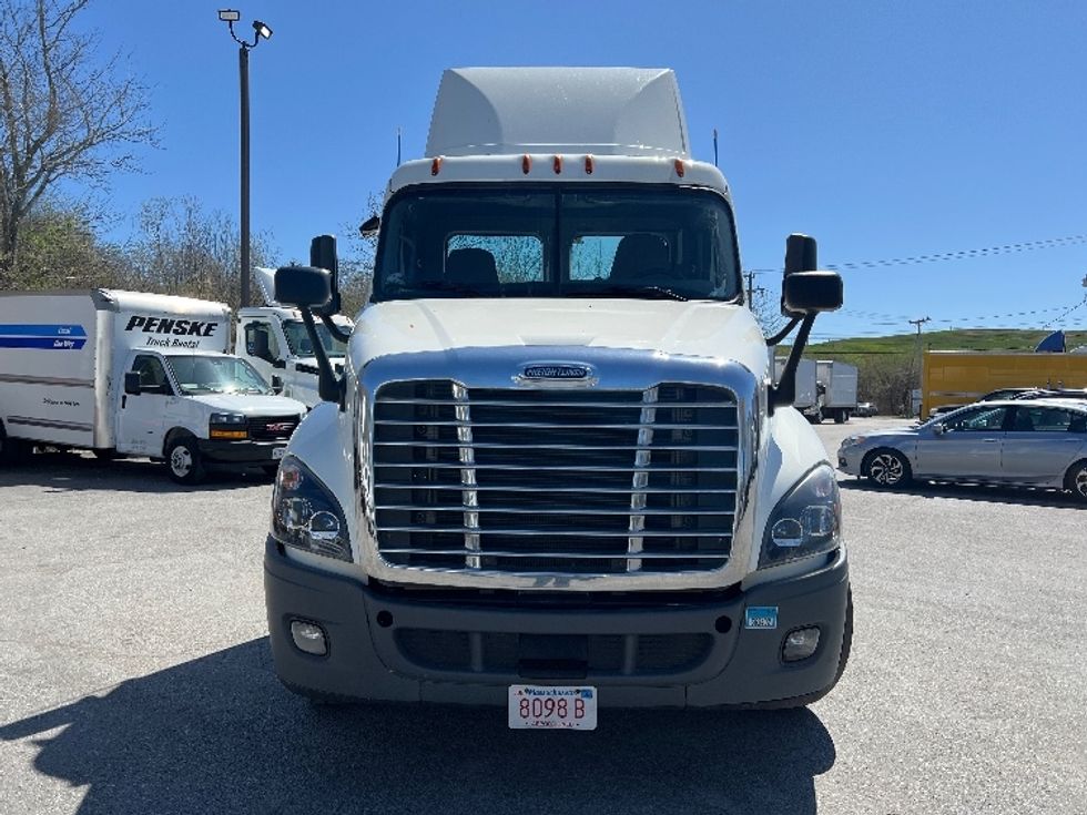 Day Cab Tractor-Heavy Duty Tractors-Freightliner-2019-Cascadia 12564ST-Fitchburg-MA-278,990\n\t\tmiles-$ 46,750 - Image 2