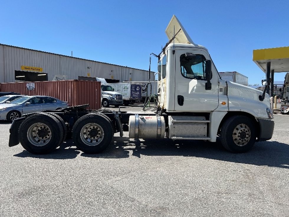 Day Cab Tractor-Heavy Duty Tractors-Freightliner-2019-Cascadia 12564ST-Fitchburg-MA-278,990\n\t\tmiles-$ 46,750 - Image 8