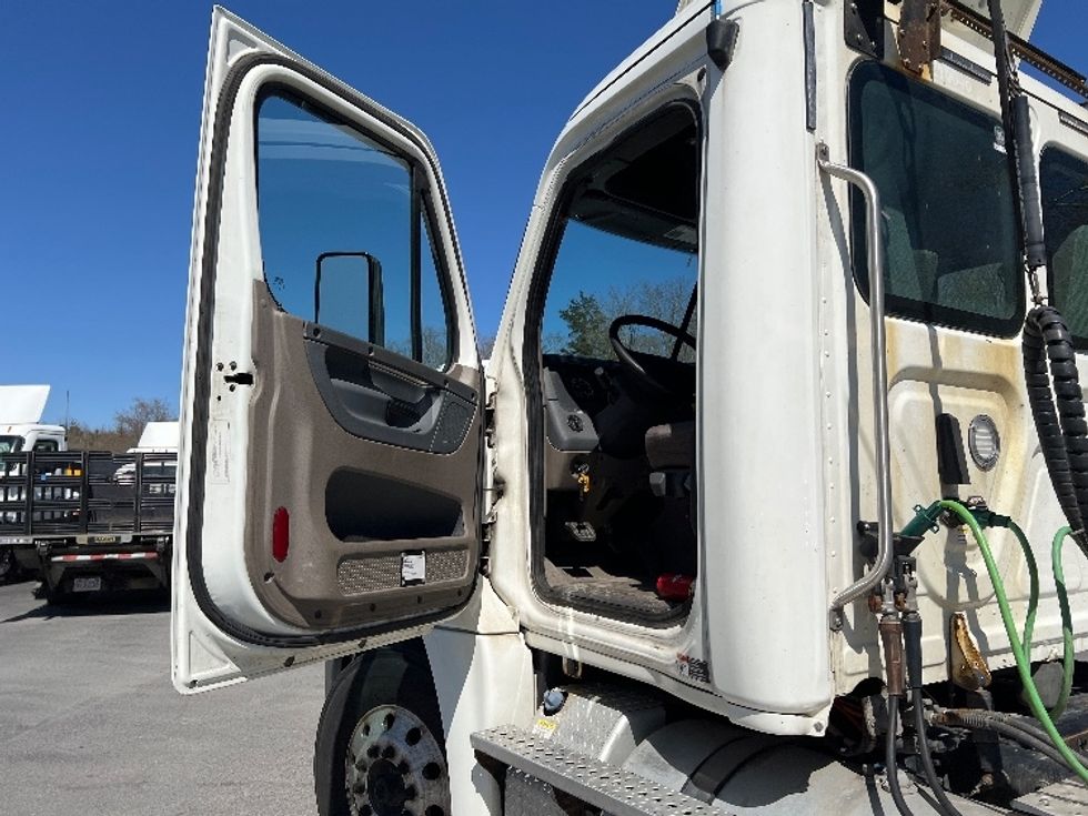 Day Cab Tractor-Heavy Duty Tractors-Freightliner-2019-Cascadia 12564ST-Fitchburg-MA-278,990\n\t\tmiles-$ 46,750 - Image 9