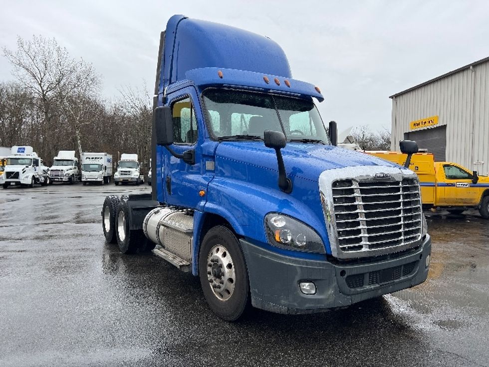 Day Cab Tractor-Heavy Duty Tractors-Freightliner-2019-Cascadia 12564ST-Fitchburg-MA-343,435\n\t\tmiles-$ 47,250 - Image 1