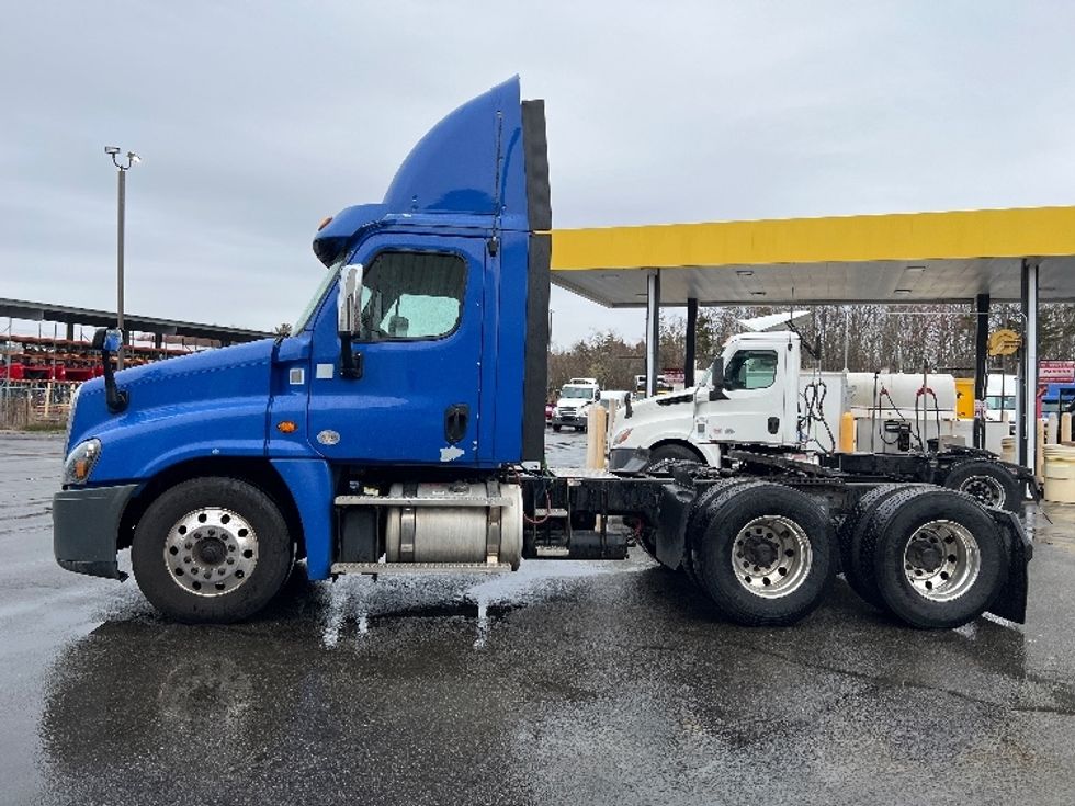 Day Cab Tractor-Heavy Duty Tractors-Freightliner-2019-Cascadia 12564ST-Fitchburg-MA-343,435\n\t\tmiles-$ 47,250 - Image 4