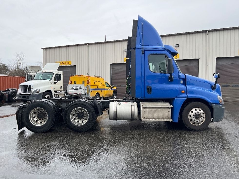 Day Cab Tractor-Heavy Duty Tractors-Freightliner-2019-Cascadia 12564ST-Fitchburg-MA-343,435\n\t\tmiles-$ 47,250 - Image 8