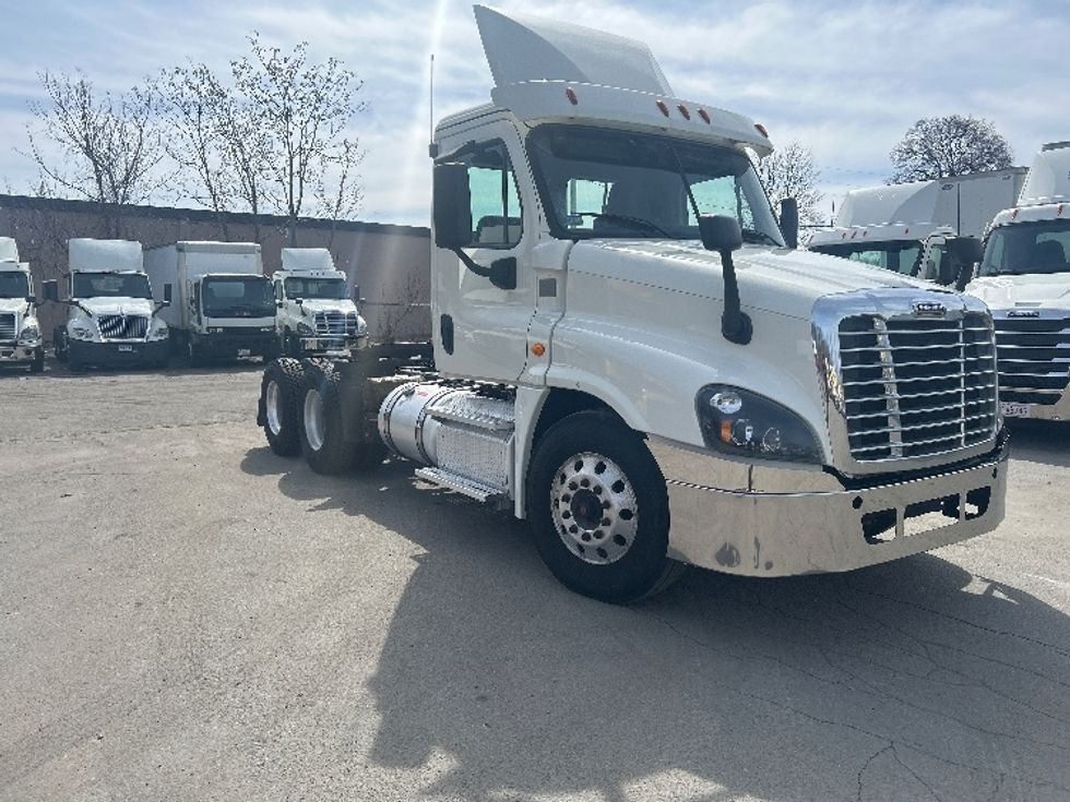 Day Cab Tractor-Heavy Duty Tractors-Freightliner-2019-Cascadia 12564ST-Fitchburg-MA-393,966\n\t\tmiles-$ 33,750 - Image 1