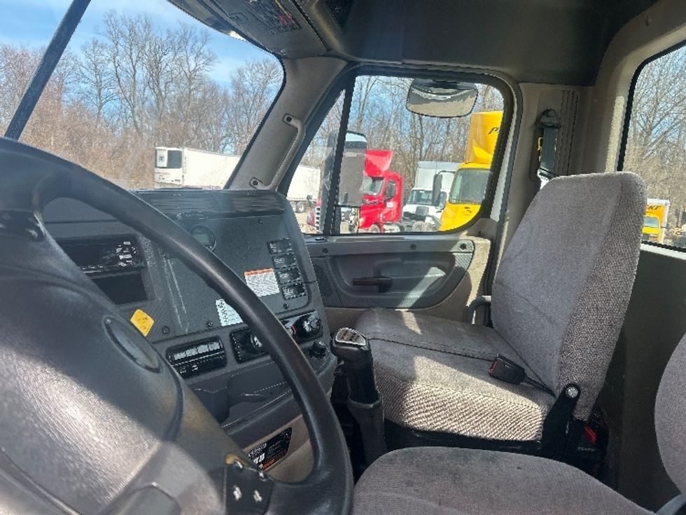 Day Cab Tractor-Heavy Duty Tractors-Freightliner-2019-Cascadia 12564ST-Fitchburg-MA-393,966\n\t\tmiles-$ 33,750 - Image 10