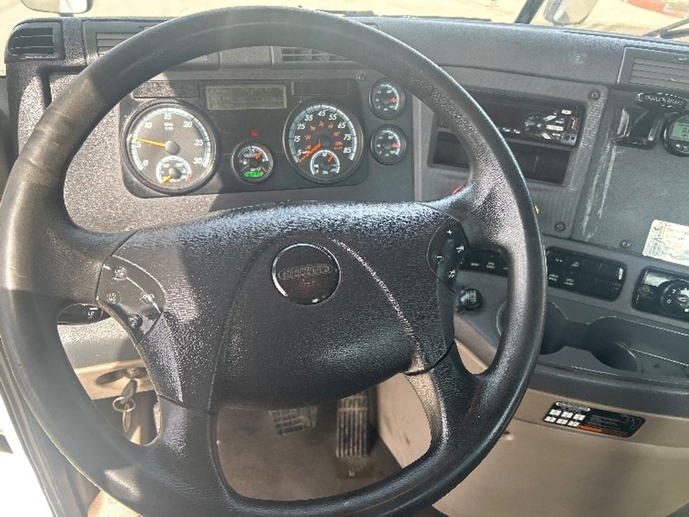 Day Cab Tractor-Heavy Duty Tractors-Freightliner-2019-Cascadia 12564ST-Fitchburg-MA-393,966\n\t\tmiles-$ 33,750 - Image 11