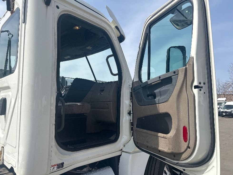 Day Cab Tractor-Heavy Duty Tractors-Freightliner-2019-Cascadia 12564ST-Fitchburg-MA-393,966\n\t\tmiles-$ 33,750 - Image 12