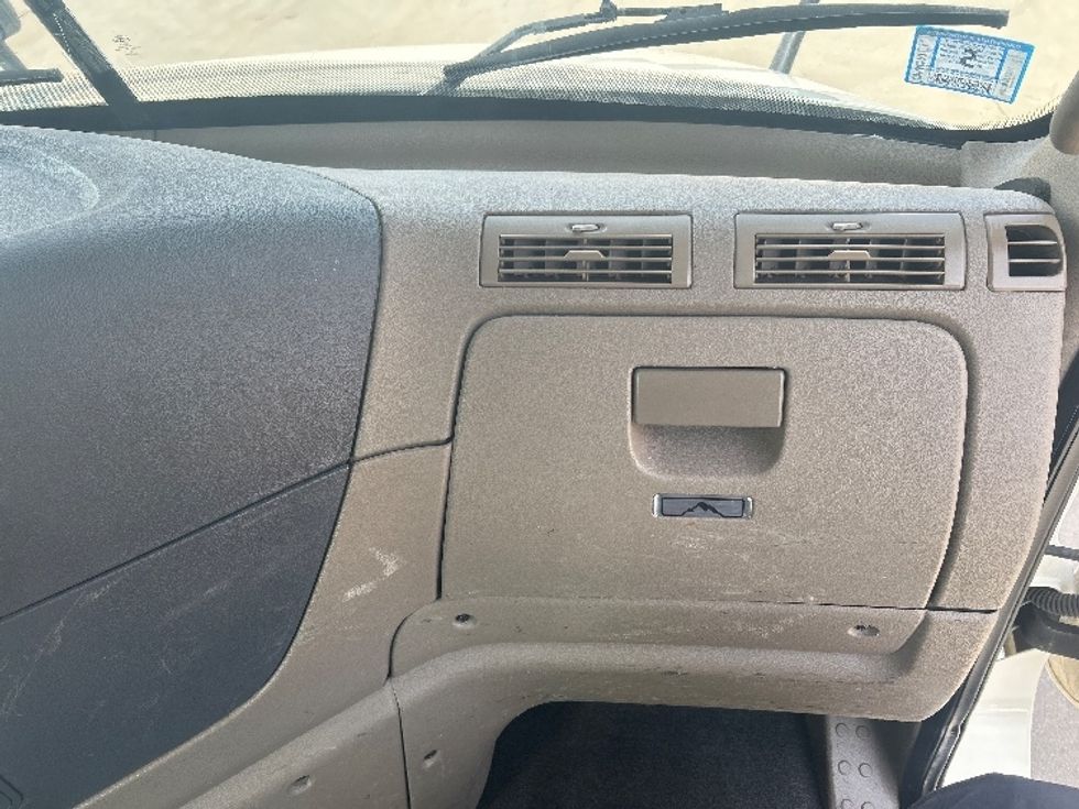 Day Cab Tractor-Heavy Duty Tractors-Freightliner-2019-Cascadia 12564ST-Fitchburg-MA-393,966\n\t\tmiles-$ 33,750 - Image 13