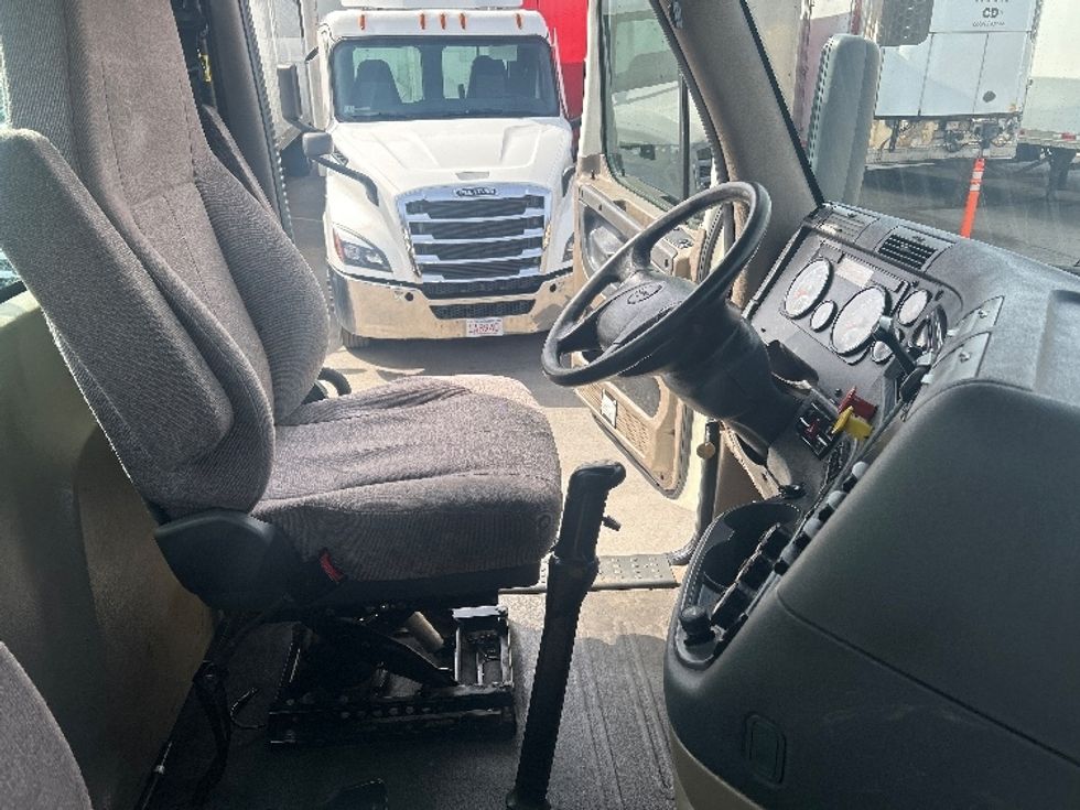 Day Cab Tractor-Heavy Duty Tractors-Freightliner-2019-Cascadia 12564ST-Fitchburg-MA-393,966\n\t\tmiles-$ 33,750 - Image 14