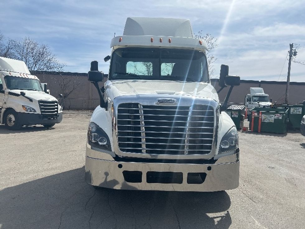 Day Cab Tractor-Heavy Duty Tractors-Freightliner-2019-Cascadia 12564ST-Fitchburg-MA-393,966\n\t\tmiles-$ 33,750 - Image 2