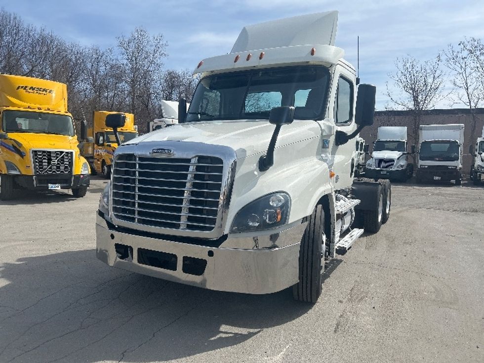 Day Cab Tractor-Heavy Duty Tractors-Freightliner-2019-Cascadia 12564ST-Fitchburg-MA-393,966\n\t\tmiles-$ 33,750 - Image 3