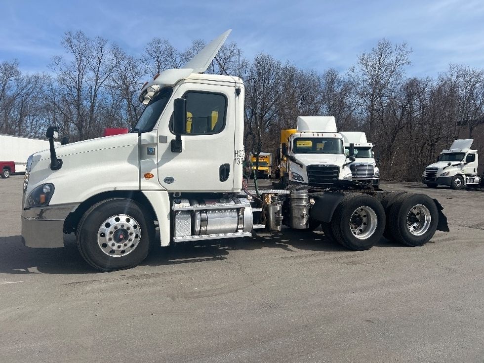 Day Cab Tractor-Heavy Duty Tractors-Freightliner-2019-Cascadia 12564ST-Fitchburg-MA-393,966\n\t\tmiles-$ 33,750 - Image 4