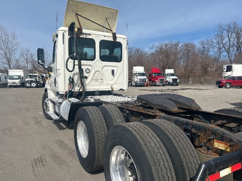 Day Cab Tractor-Heavy Duty Tractors-Freightliner-2019-Cascadia 12564ST-Fitchburg-MA-393,966\n\t\tmiles-$ 33,750 - Image 5