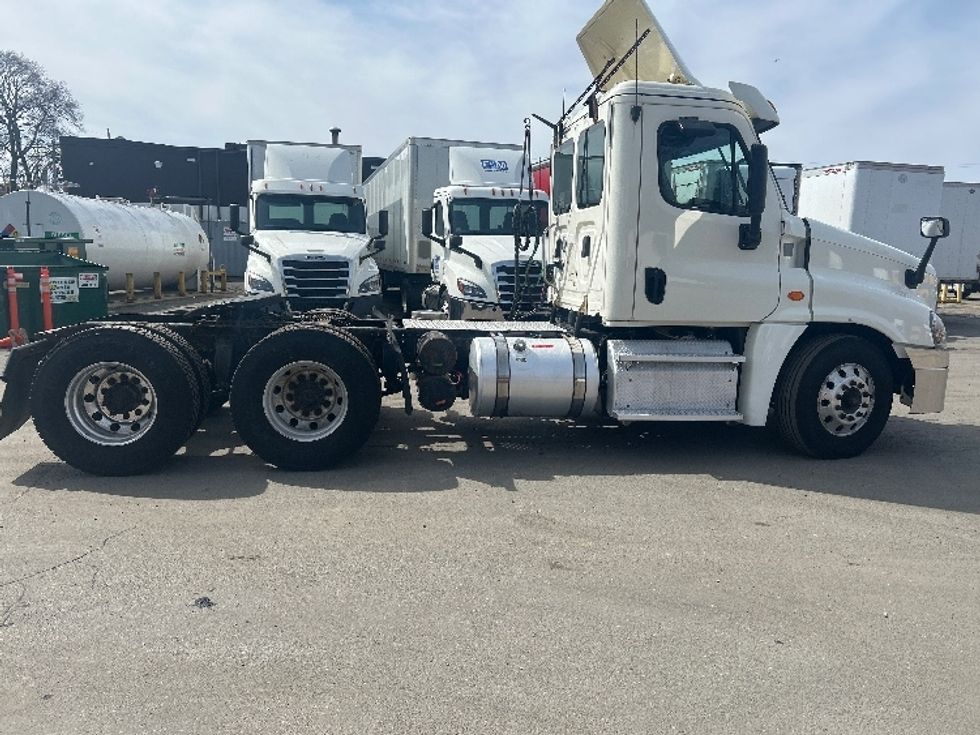 Day Cab Tractor-Heavy Duty Tractors-Freightliner-2019-Cascadia 12564ST-Fitchburg-MA-393,966\n\t\tmiles-$ 33,750 - Image 8