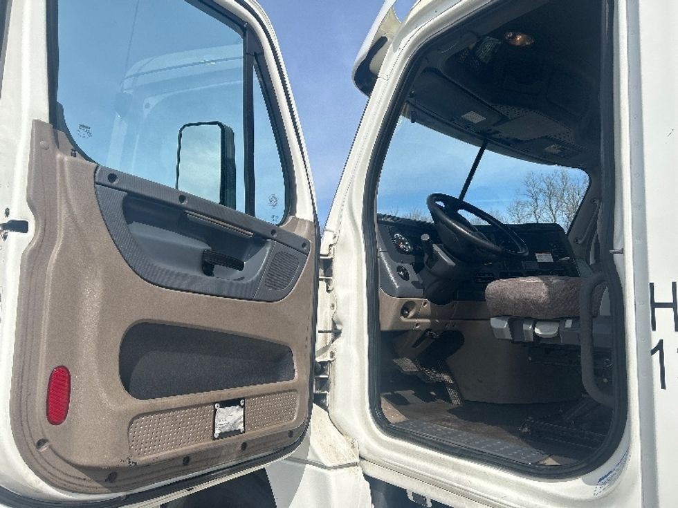 Day Cab Tractor-Heavy Duty Tractors-Freightliner-2019-Cascadia 12564ST-Fitchburg-MA-393,966\n\t\tmiles-$ 33,750 - Image 9