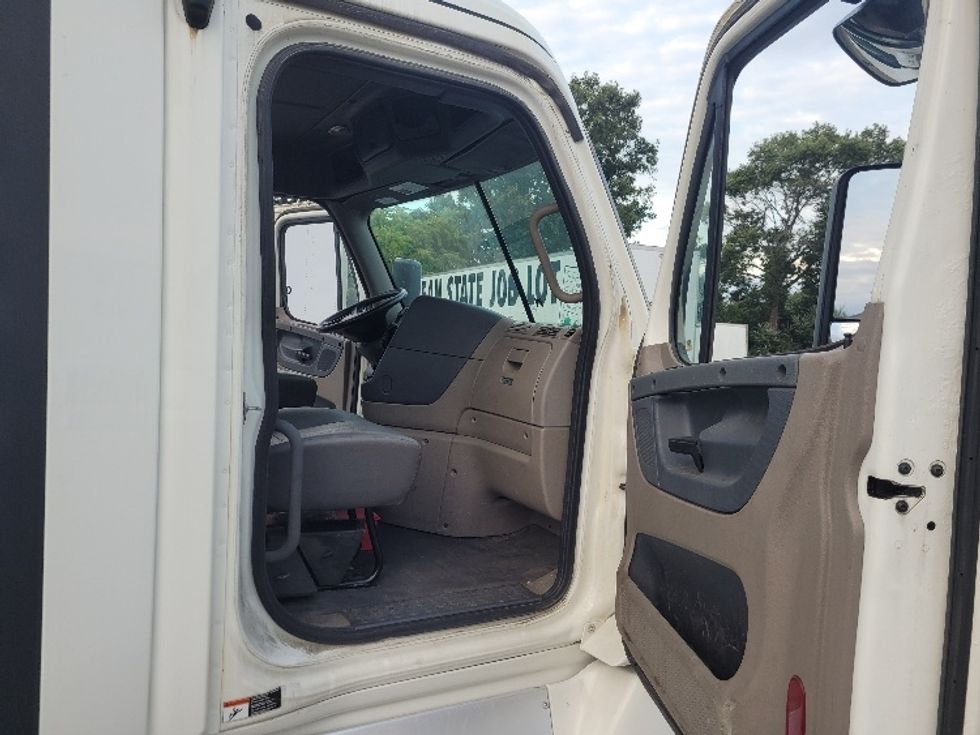 Day Cab Tractor-Heavy Duty Tractors-Freightliner-2019-Cascadia 12564ST-Fitchburg-MA-459,931\n\t\tmiles-$ 43,000 - Image 12