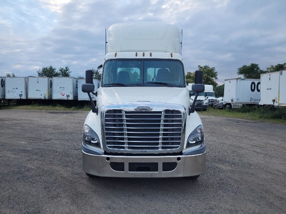 Day Cab Tractor-Heavy Duty Tractors-Freightliner-2019-Cascadia 12564ST-Fitchburg-MA-459,931\n\t\tmiles-$ 43,000 - Image 2