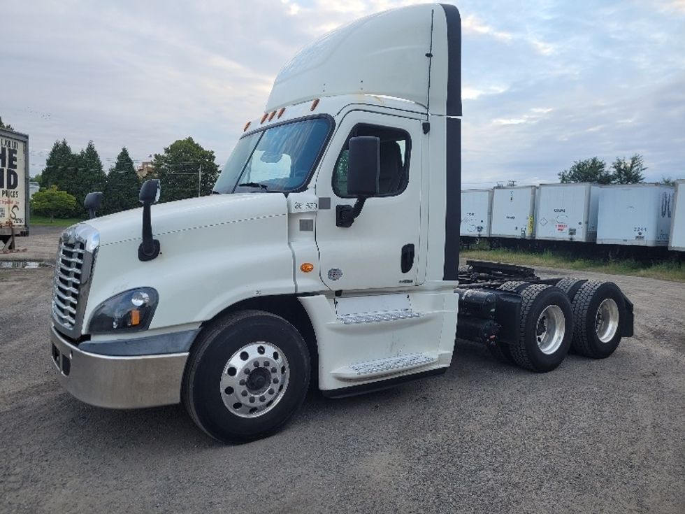 Day Cab Tractor-Heavy Duty Tractors-Freightliner-2019-Cascadia 12564ST-Fitchburg-MA-459,931\n\t\tmiles-$ 43,000 - Image 3
