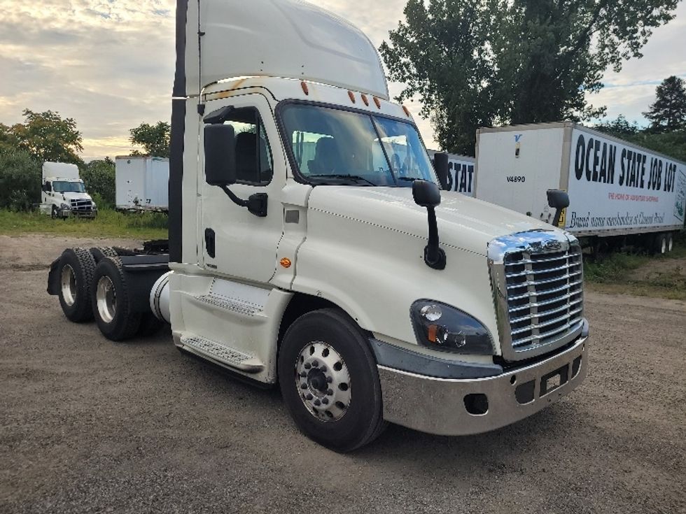 Day Cab Tractor-Heavy Duty Tractors-Freightliner-2019-Cascadia 12564ST-Fitchburg-MA-472,690\n\t\tmiles-$ 42,000 - Image 1
