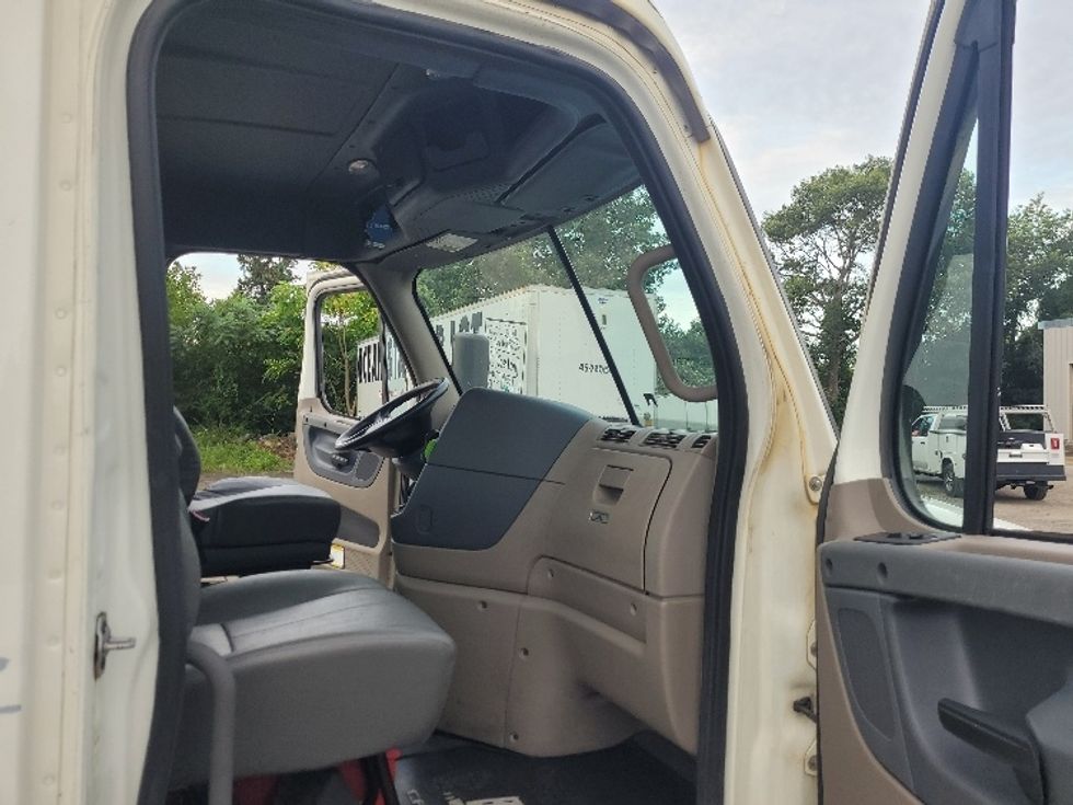 Day Cab Tractor-Heavy Duty Tractors-Freightliner-2019-Cascadia 12564ST-Fitchburg-MA-472,690\n\t\tmiles-$ 42,000 - Image 12