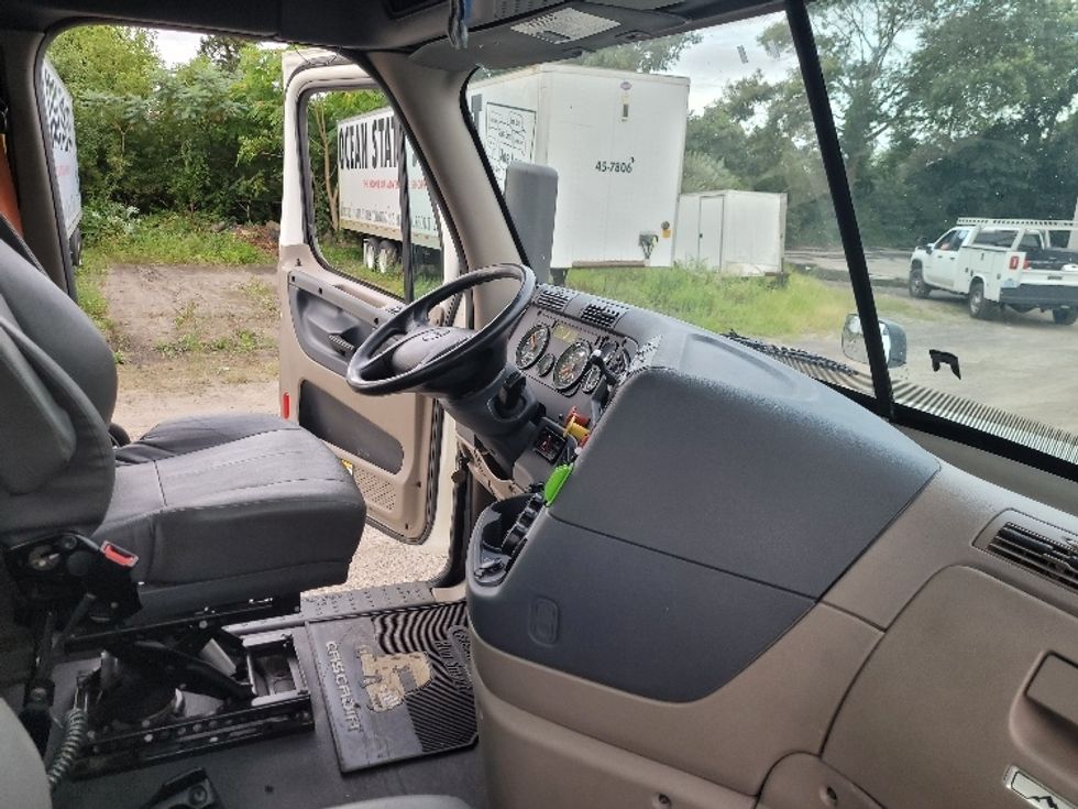 Day Cab Tractor-Heavy Duty Tractors-Freightliner-2019-Cascadia 12564ST-Fitchburg-MA-472,690\n\t\tmiles-$ 42,000 - Image 13