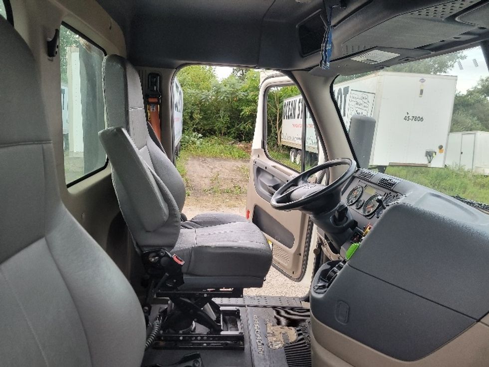 Day Cab Tractor-Heavy Duty Tractors-Freightliner-2019-Cascadia 12564ST-Fitchburg-MA-472,690\n\t\tmiles-$ 42,000 - Image 14