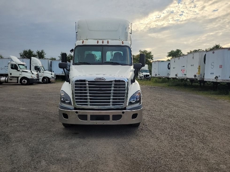 Day Cab Tractor-Heavy Duty Tractors-Freightliner-2019-Cascadia 12564ST-Fitchburg-MA-472,690\n\t\tmiles-$ 42,000 - Image 2