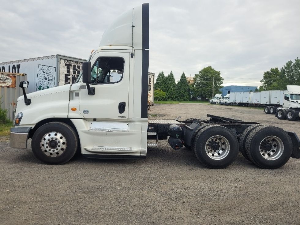 Day Cab Tractor-Heavy Duty Tractors-Freightliner-2019-Cascadia 12564ST-Fitchburg-MA-472,690\n\t\tmiles-$ 42,000 - Image 4