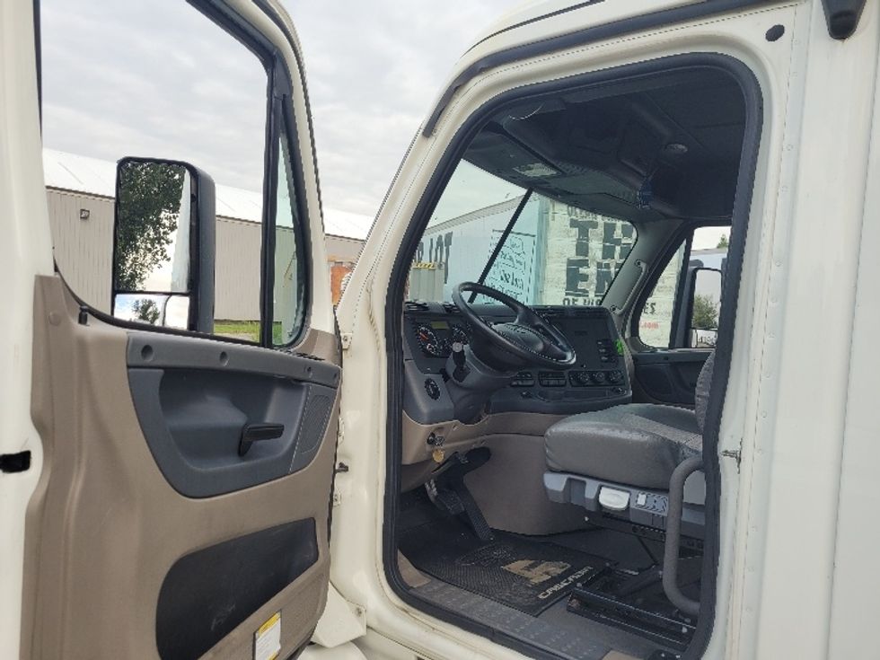 Day Cab Tractor-Heavy Duty Tractors-Freightliner-2019-Cascadia 12564ST-Fitchburg-MA-472,690\n\t\tmiles-$ 42,000 - Image 9