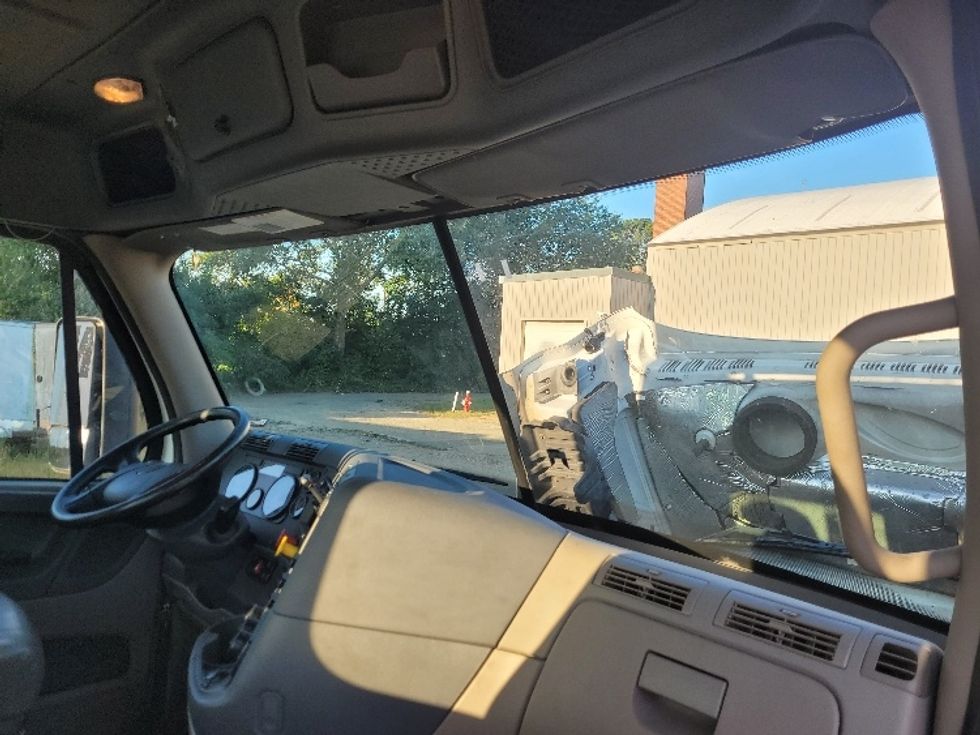 Day Cab Tractor-Heavy Duty Tractors-Freightliner-2019-Cascadia 12564ST-Fitchburg-MA-473,535\n\t\tmiles-$ 41,750 - Image 12