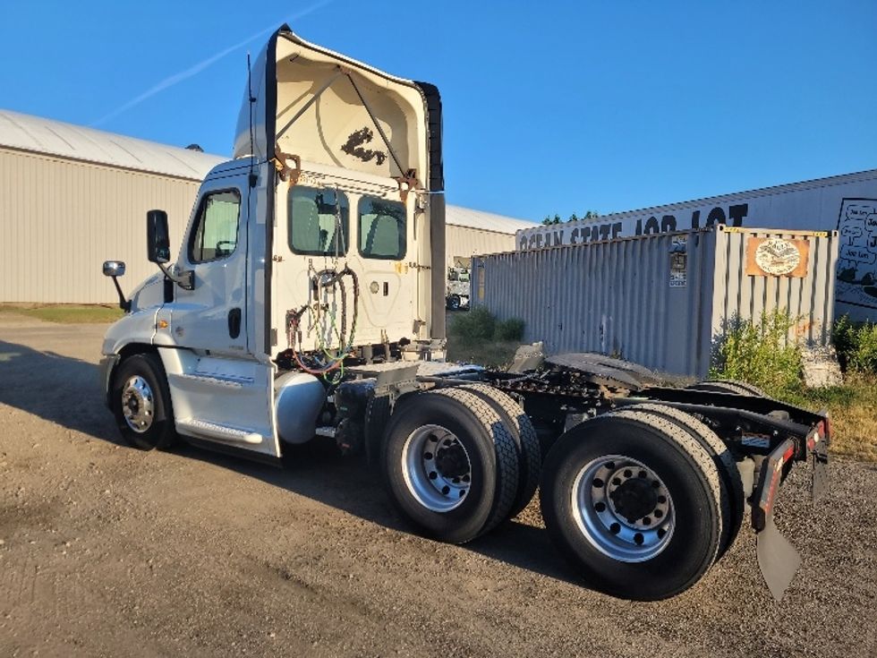 Day Cab Tractor-Heavy Duty Tractors-Freightliner-2019-Cascadia 12564ST-Fitchburg-MA-473,535\n\t\tmiles-$ 41,750 - Image 5