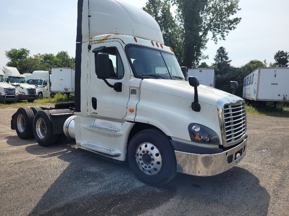 Day Cab Tractor-Heavy Duty Tractors-Freightliner-2019-Cascadia 12564ST-Fitchburg-MA-517,685\n\t\tmiles-$ 38,000 - Image 1