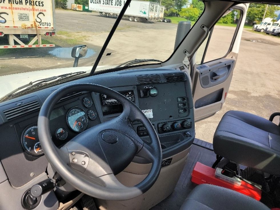 Day Cab Tractor-Heavy Duty Tractors-Freightliner-2019-Cascadia 12564ST-Fitchburg-MA-517,685\n\t\tmiles-$ 38,000 - Image 10