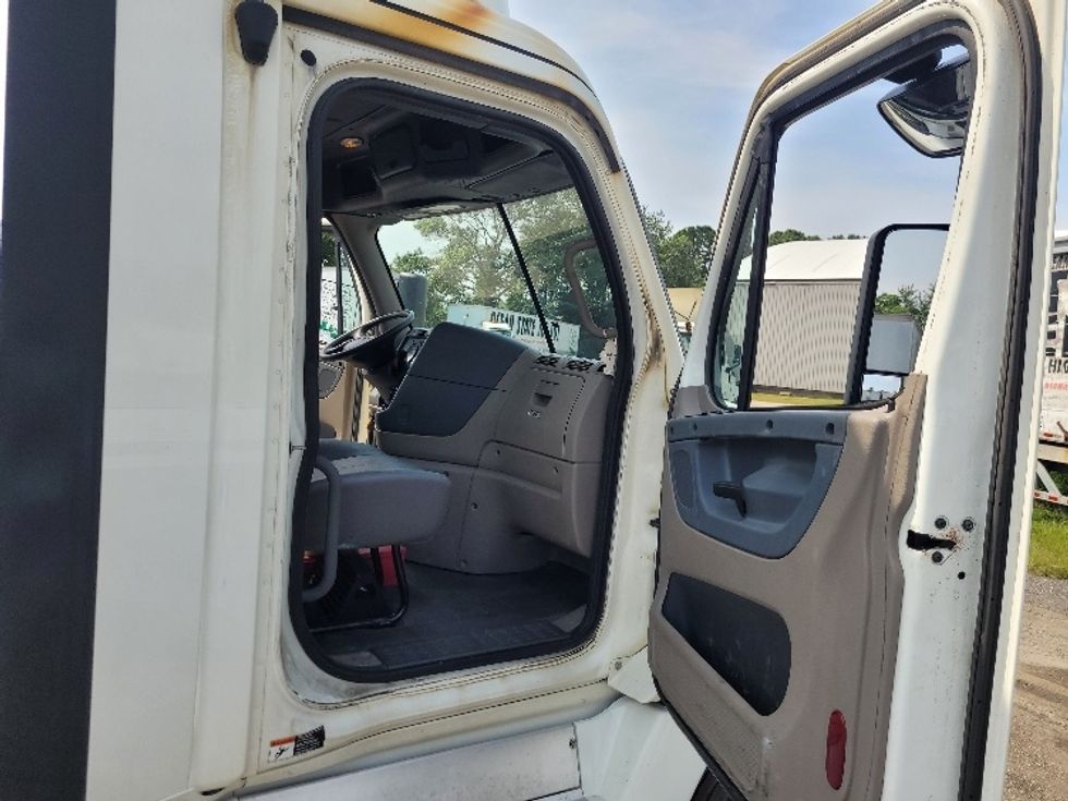 Day Cab Tractor-Heavy Duty Tractors-Freightliner-2019-Cascadia 12564ST-Fitchburg-MA-517,685\n\t\tmiles-$ 38,000 - Image 12