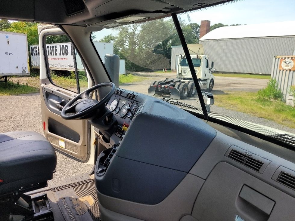 Day Cab Tractor-Heavy Duty Tractors-Freightliner-2019-Cascadia 12564ST-Fitchburg-MA-517,685\n\t\tmiles-$ 38,000 - Image 13